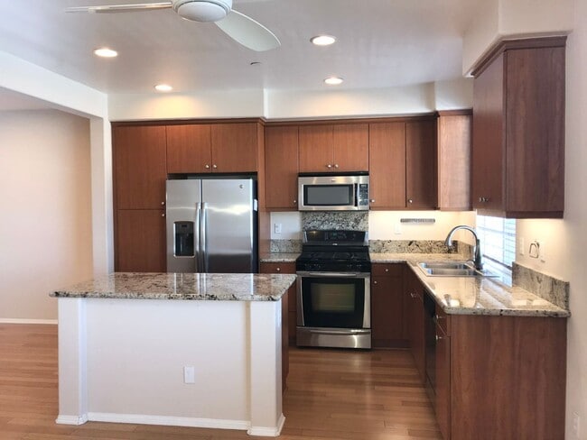 Building Photo - Located in the very popular northwest area in Glendale