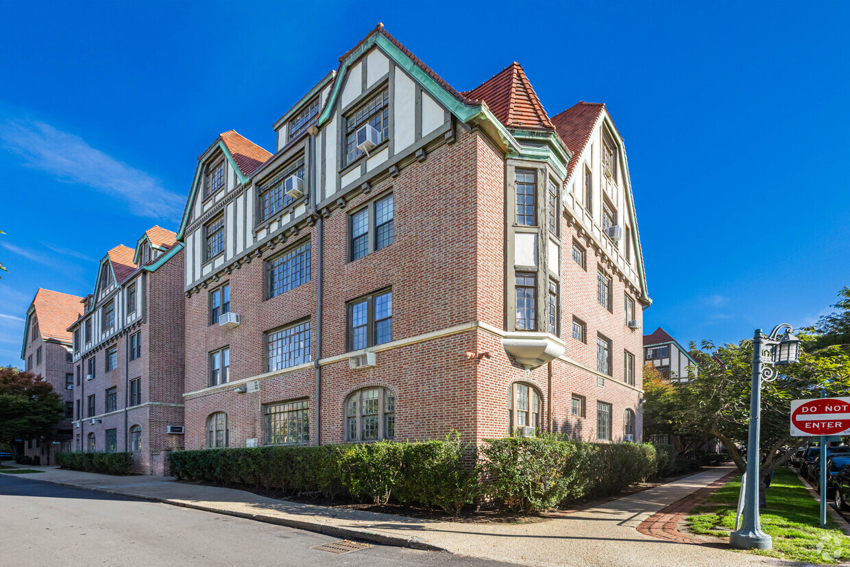 Primary Photo - Tennis View Apartments