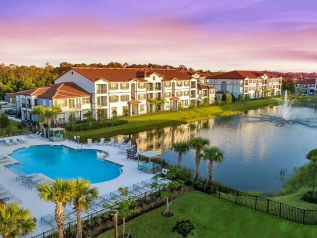 Luxury Vivir junto al lago te espera en Venetian Apartments en Ft. Myers - Venetian