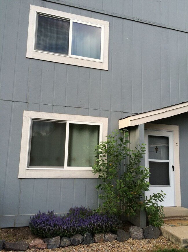 Building Photo - Freshly updated and spacious 2-bed/1.5 bat...