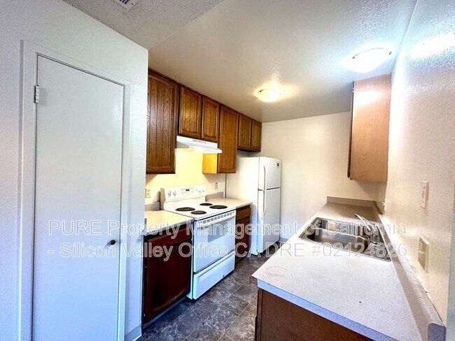 Foto del edificio - 140 Torrey Pine Terrace