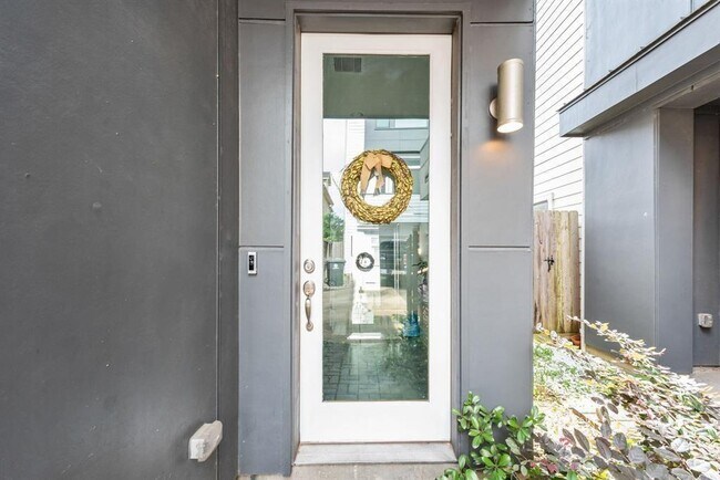 Foto del edificio - 6127 Clyde St