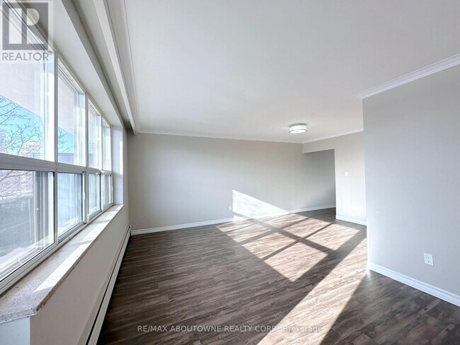 Building Photo - 276 St Clair Ave W
