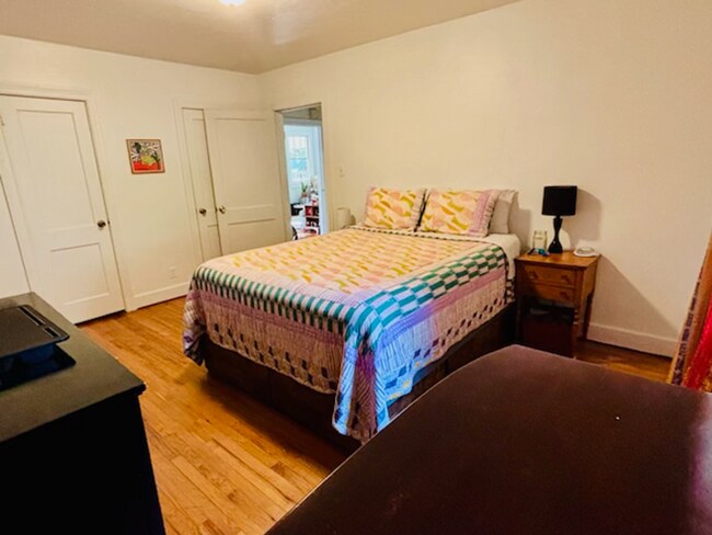 Building Photo - Charming Three Bedroom Two Bath Home on Ja...