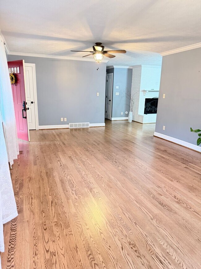 Foto del edificio - Beautiful brick, ranch home in the Enka Sc...