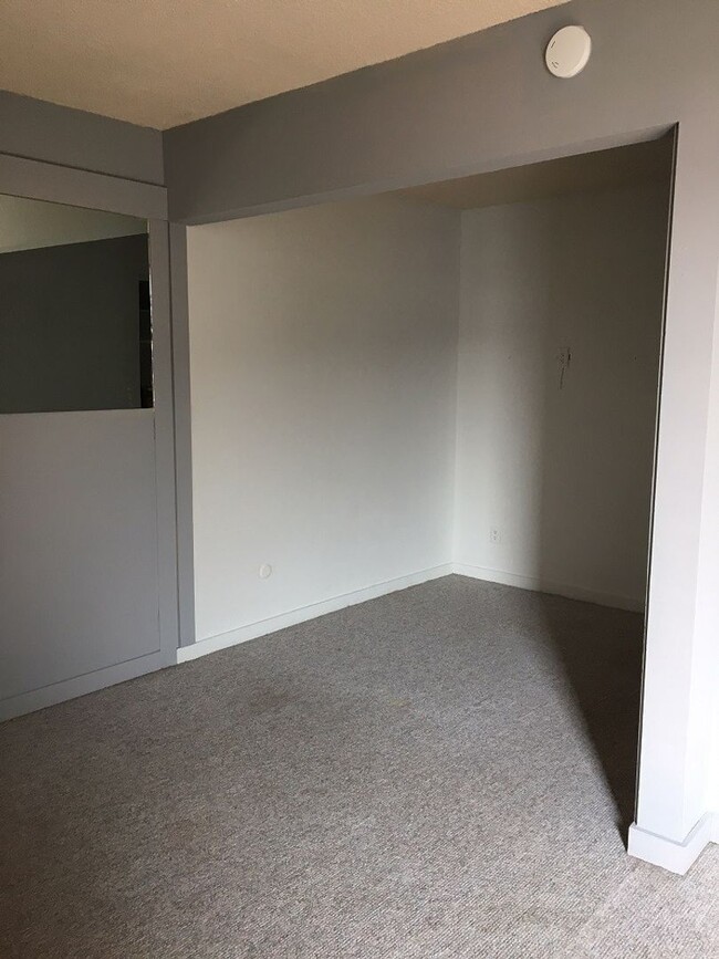 Building Photo - Hill Condo-Great Views