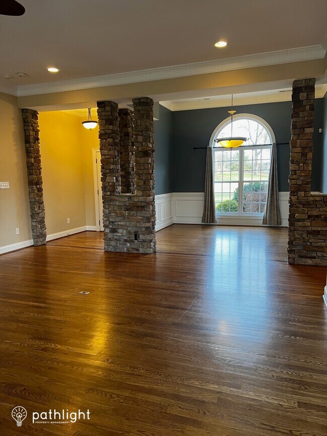 Foto del edificio - 5037 Oak Garden Dr