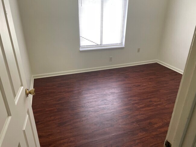 Building Photo - 518 Savannah Ave