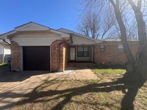 Building Photo - 2028 N Mitchell Dr