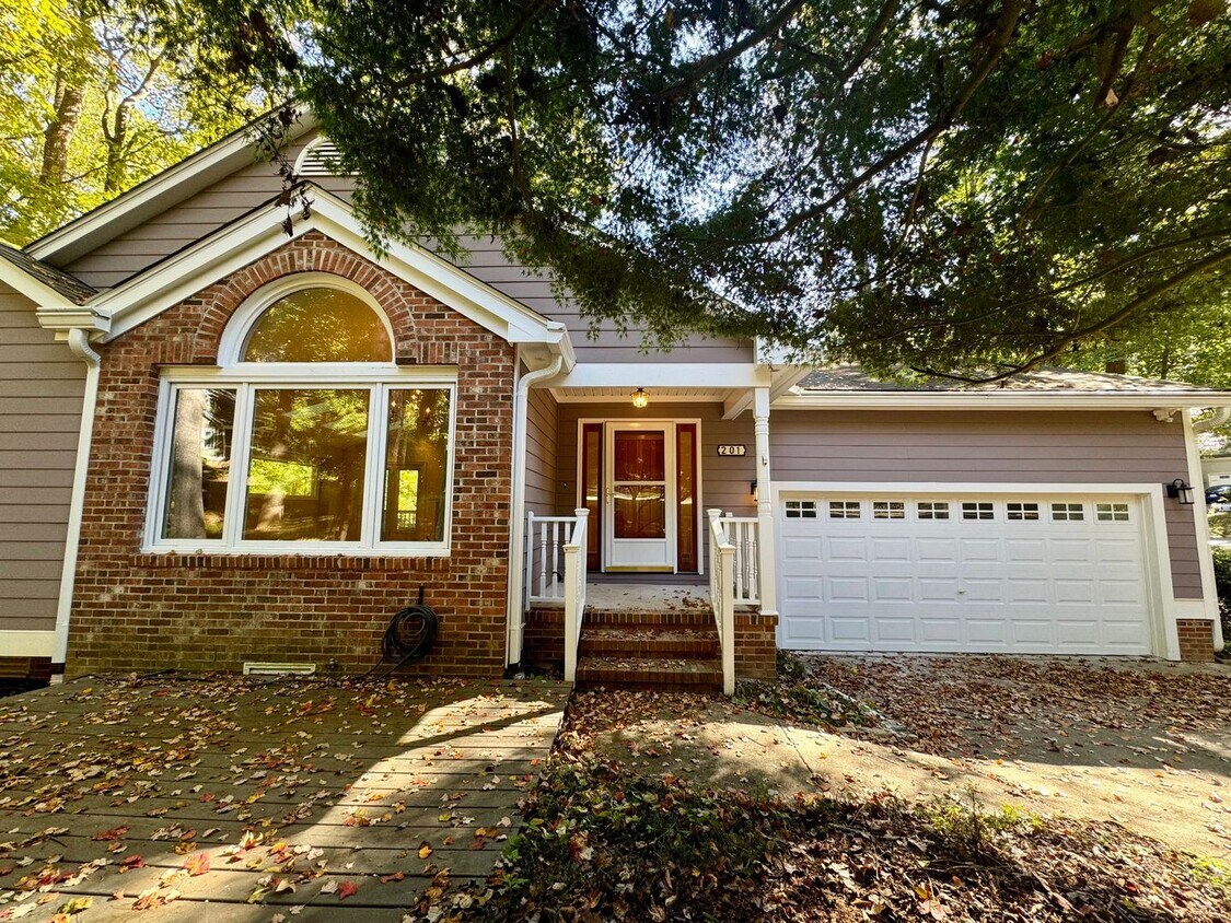 Primary Photo - Wonderful Carrboro house with a walk out l...