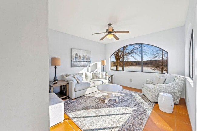 Building Photo - 475 Cuscowilla Dr