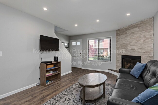 Building Photo - 3039 S Cantrell Ln
