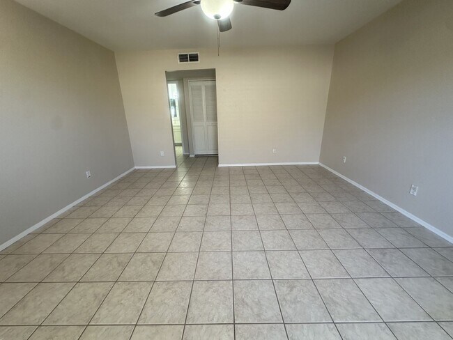 Foto del edificio - 1349 E Palmdale Dr
