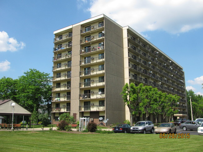 Foto del edificio - The Towers at Crooked Creek Senior Housing