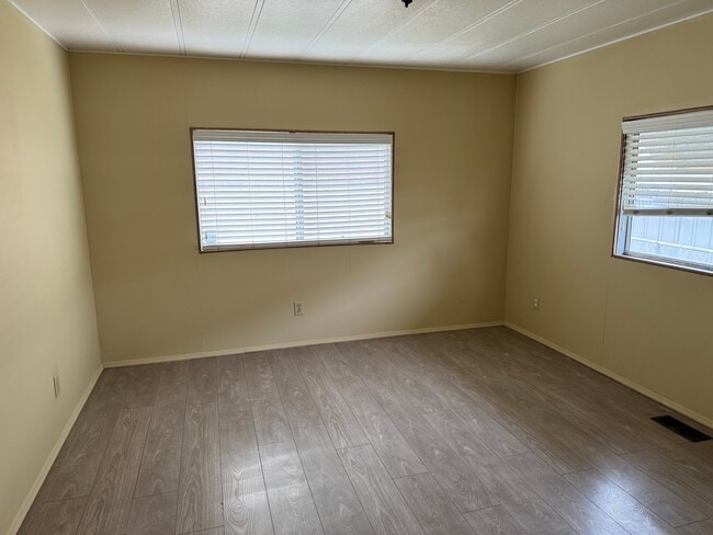Building Photo - 610 W Heather Ave