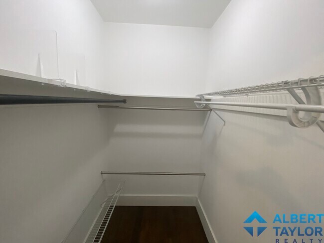 Foto del edificio - 2044 Beacon St