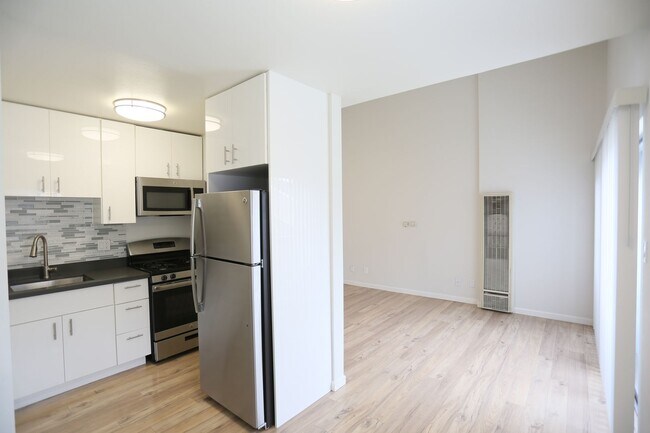 Building Photo - Bright Fully Renovated, H/W Floors, Shared...