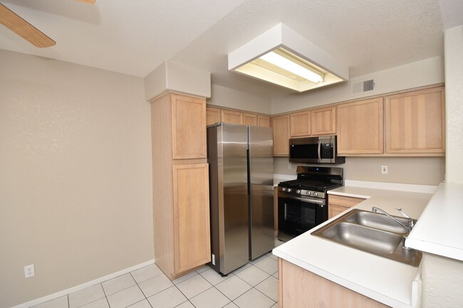 Building Photo - Beautiful 1 Bed 1 Bath condo at Canyon Willow