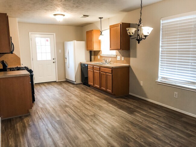 Building Photo - 33126 Cottonwood Bend