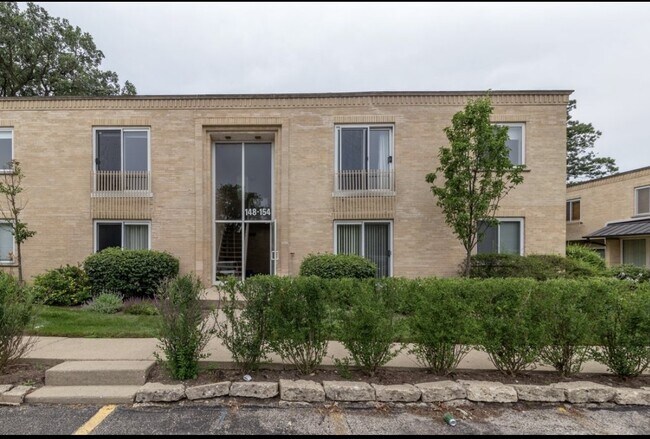 Building Photo - 148 Green Bay Rd