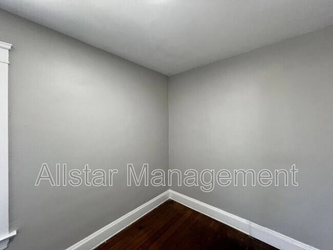 Foto del edificio - 8203 Denison Ave