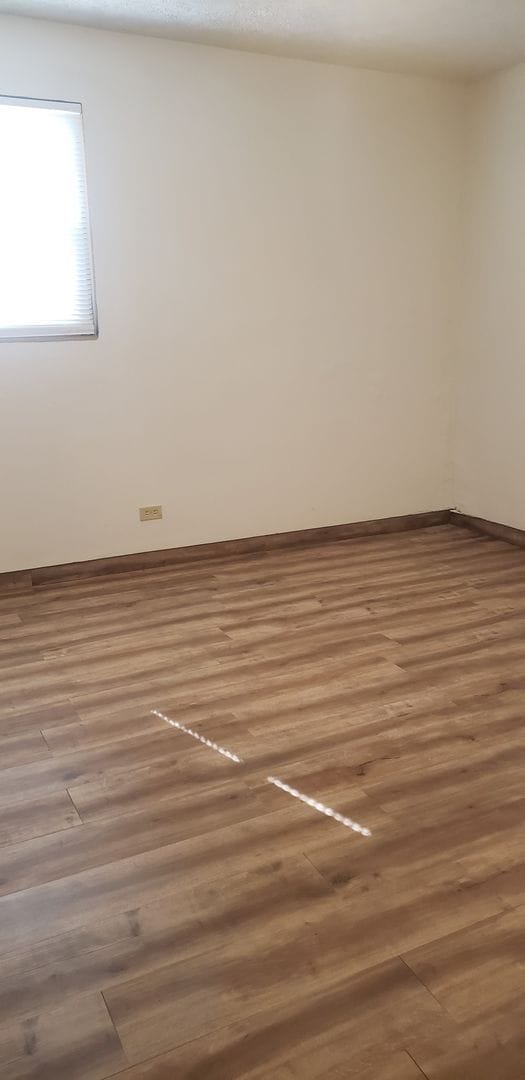 Building Photo - 2 bedroom 1 bath duplex Available June 20t...