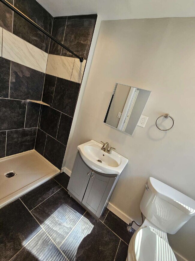 Foto del edificio - Duplex - 2 Bedroom, 2 Full Bathrooms and a 2 Car Garage. Updated Living Space with Hardwood Floor...