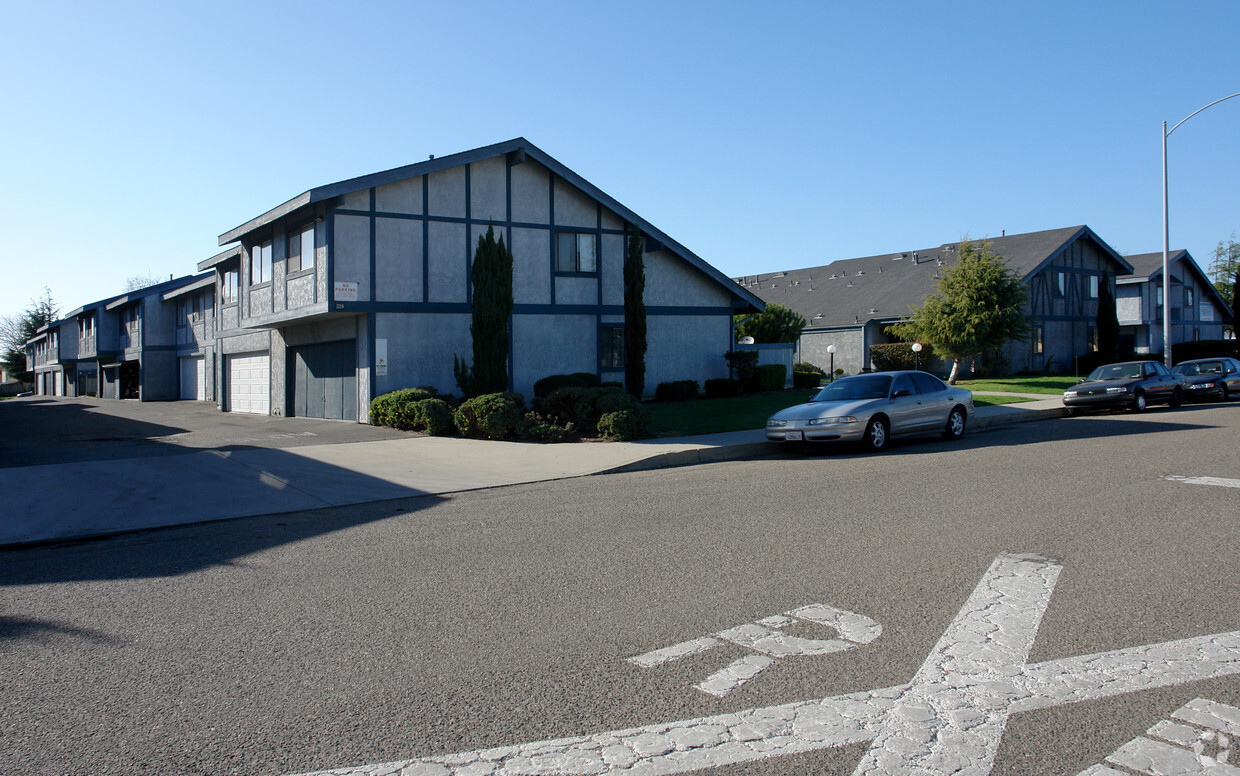 Building Photo - Laurel Townhome Apartments