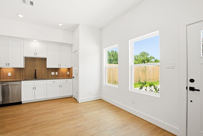Building Photo - 7841 Sunnyhill St