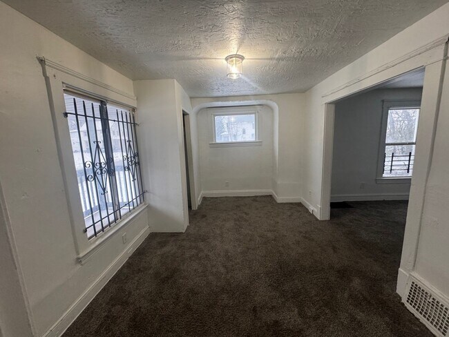 Foto del edificio - Charming 3-Bedroom Property in Prime Location 50% off on the second Month Rent