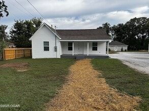 Building Photo - 3905 E 13th St