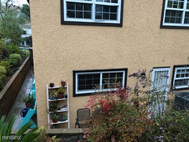 Building Photo - 1 br, 1 bath Apartment - 922 Capri Dr