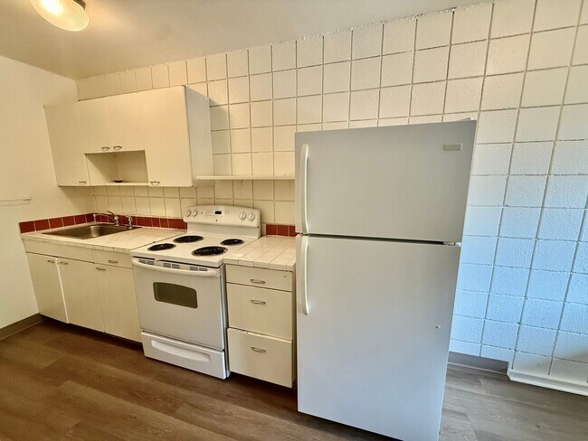 Building Photo - 509 S Bryan Ave
