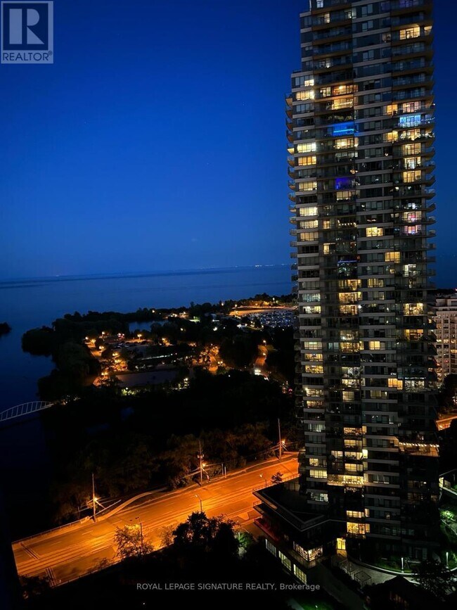 Photo du bâtiment - 2220 Lake Shore Blvd W
