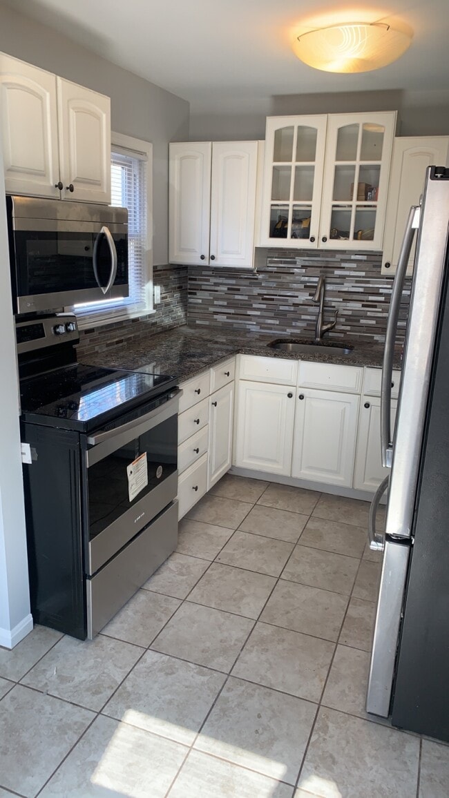 Kitchen - 9 Elsmar Ave