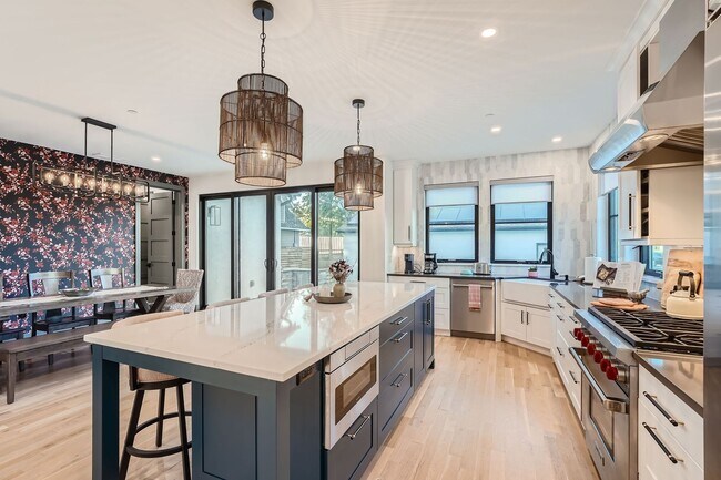 Building Photo - Stunning 4BDR New Build in Downtown Louisv...