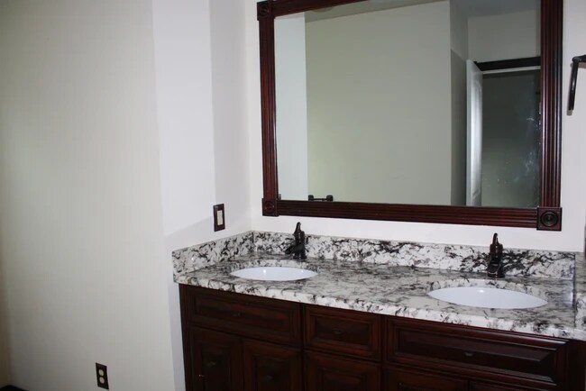 Foto del edificio - 1515 E Maxwell Ln