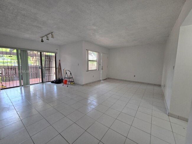 Building Photo - 685 W Park Dr