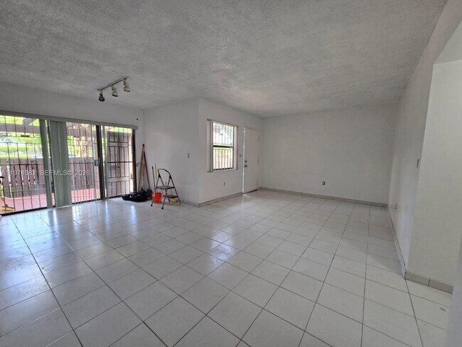 Foto del edificio - 685 W Park Dr