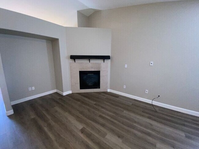 Foto del edificio - Sky Vista in Stead - Single Story Home with Fireplace and Mountain Views