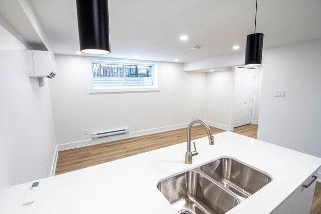 Building Photo - 142 Young St