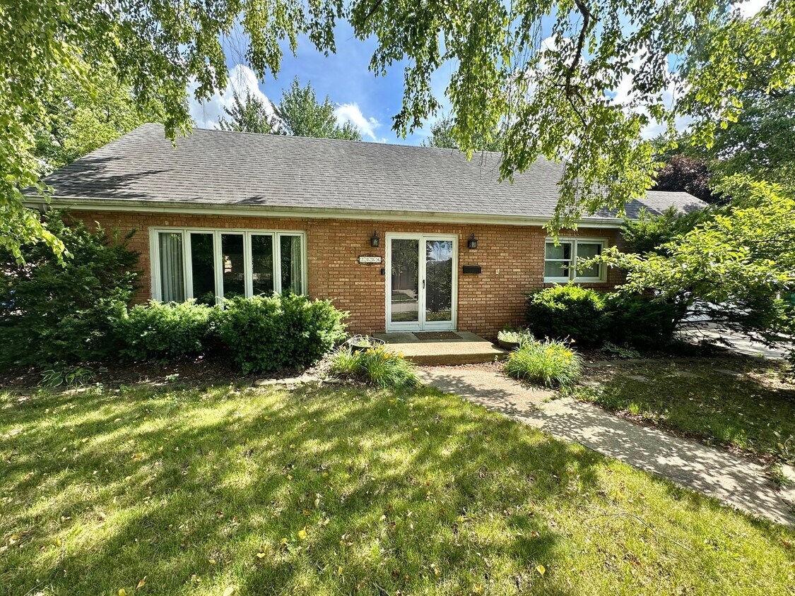 Primary Photo - 2004 Arden Pl