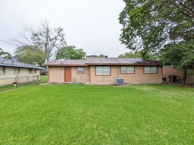 Foto del edificio - 9225 Shepherd Dr