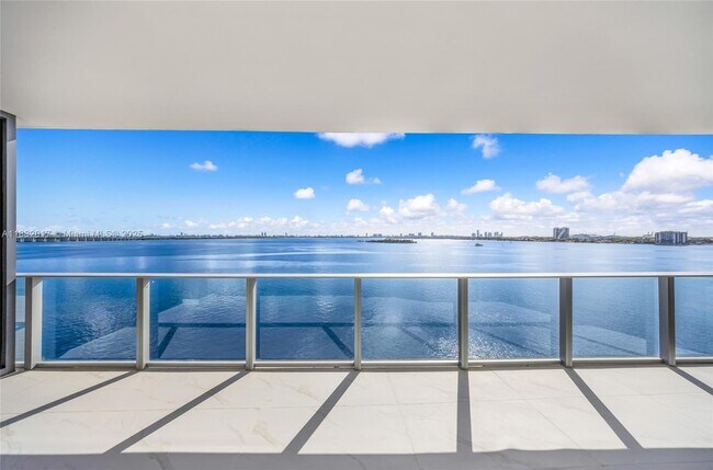 Foto del edificio - 700 NE 24th St