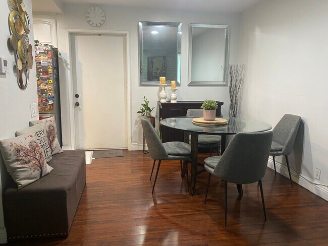 Foto del edificio - 9601 Woodman Ave