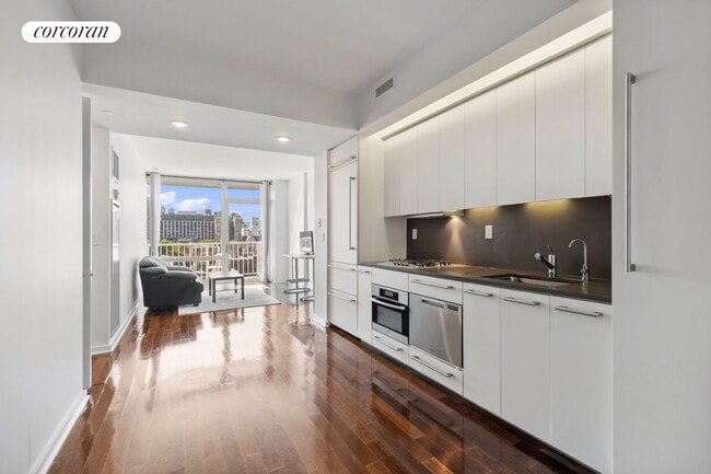 Building Photo - 340 E 23rd St