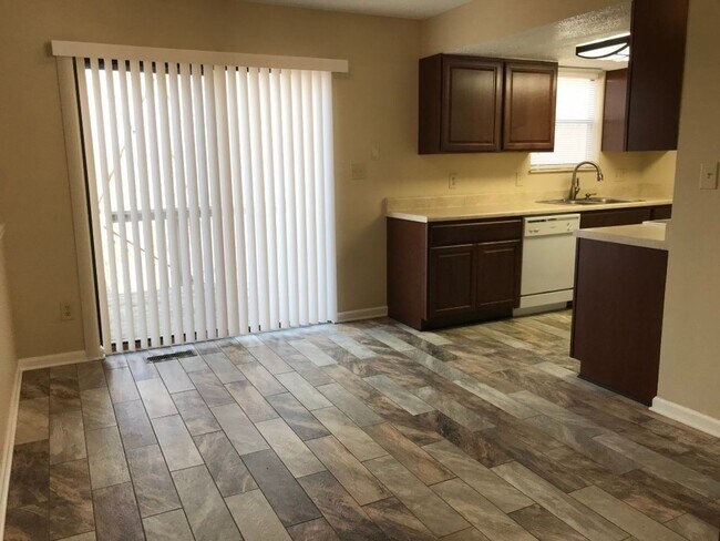Building Photo - 2 BD/ 1.5 BA Townhouse in Prime West Oak R...