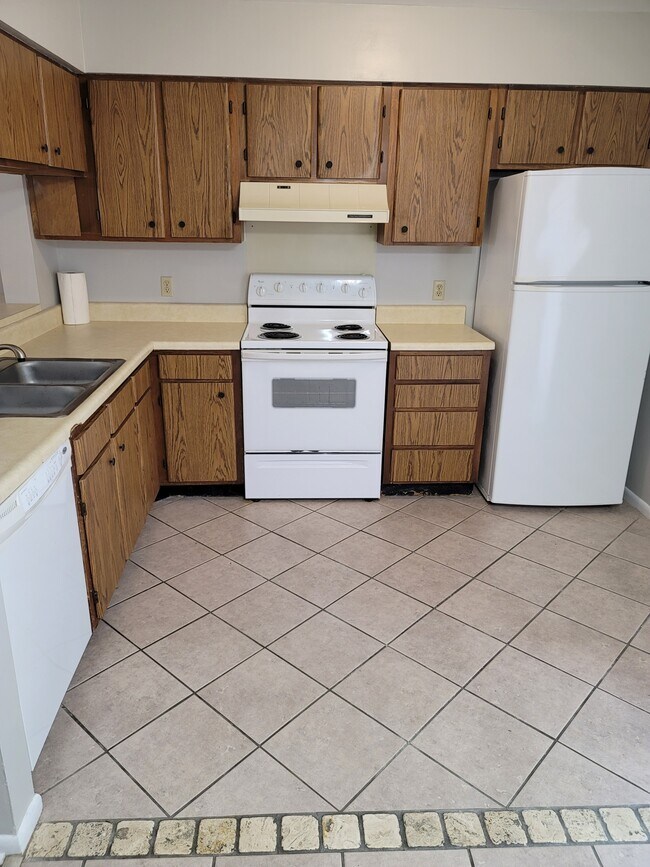 Kitchen - 696 Tyner St