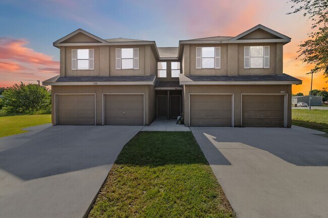 Foto del edificio - Beautiful 3bedroom, 2.5 bathroom townhome!