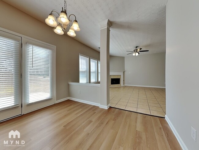Building Photo - 2250 Village Green Dr